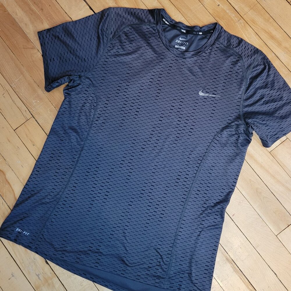 NIKE Dri-Fit Running Shirt Size Medium Grey Athletic Short Sleeve‎
